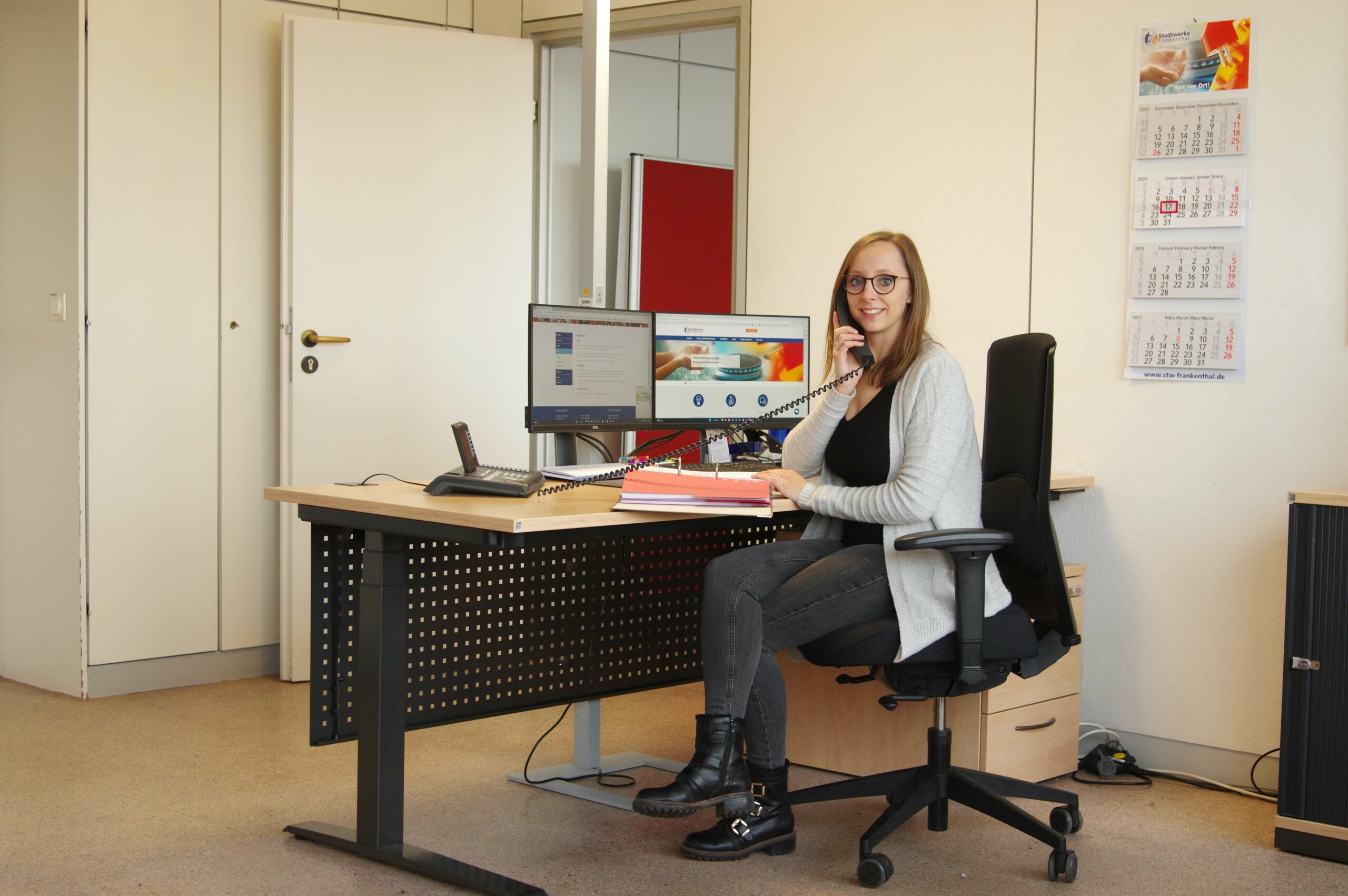 Kundenberaterin mit Headset im Servicebüro