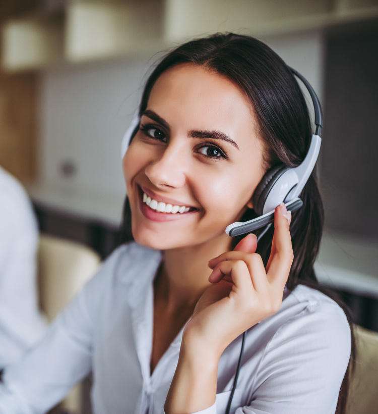 Kundenberaterin mit Headset im Kundenservicebüro